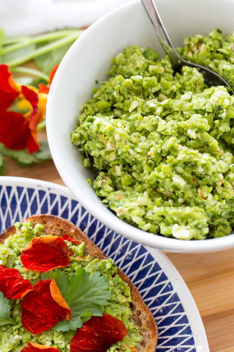 Green pea dip (vegan, gluten free and oil free). 