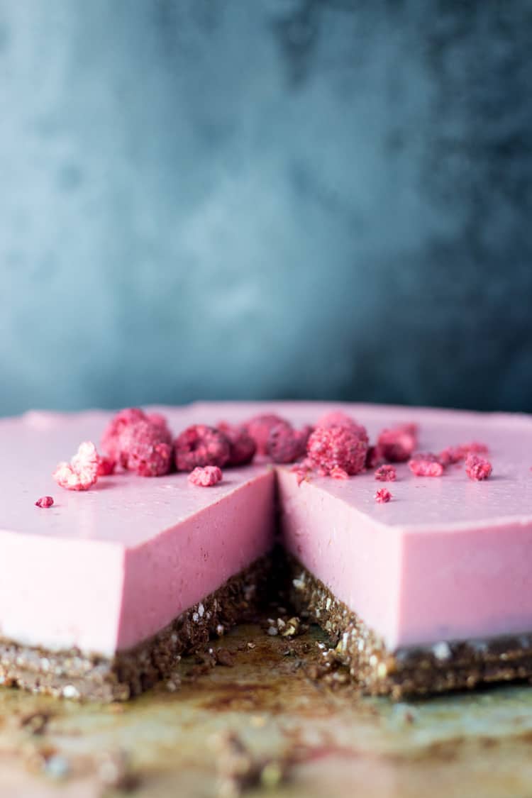 Raspberry, lime and coconut cheesecake (vegan, gluten free, nut free, soy free, egg free, dairy free, refined sugar free). 