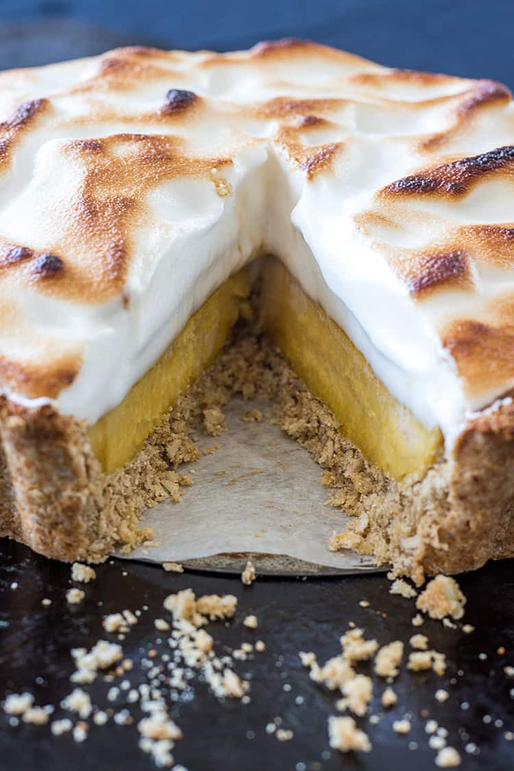 Vegan apricot meringue pie (gluten free). 