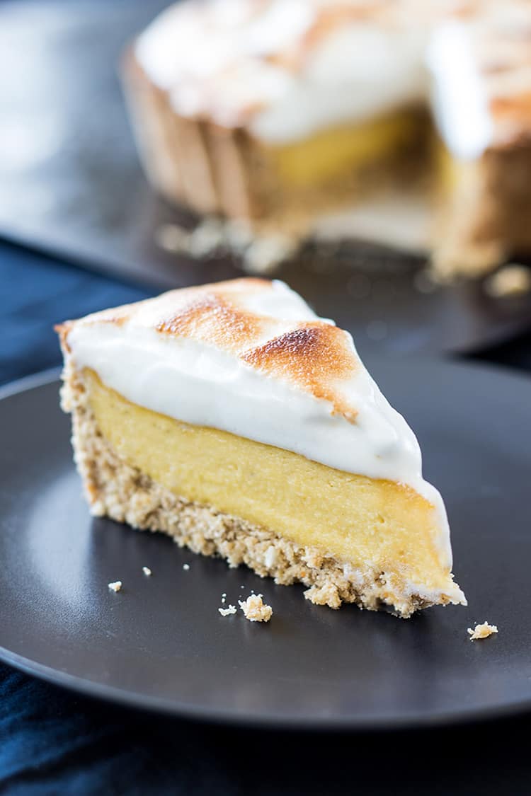 Vegan apricot meringue pie (gluten free). 