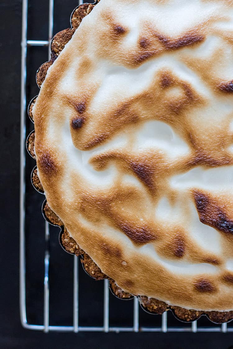 Vegan apricot meringue pie (gluten free and made with aquafaba). 