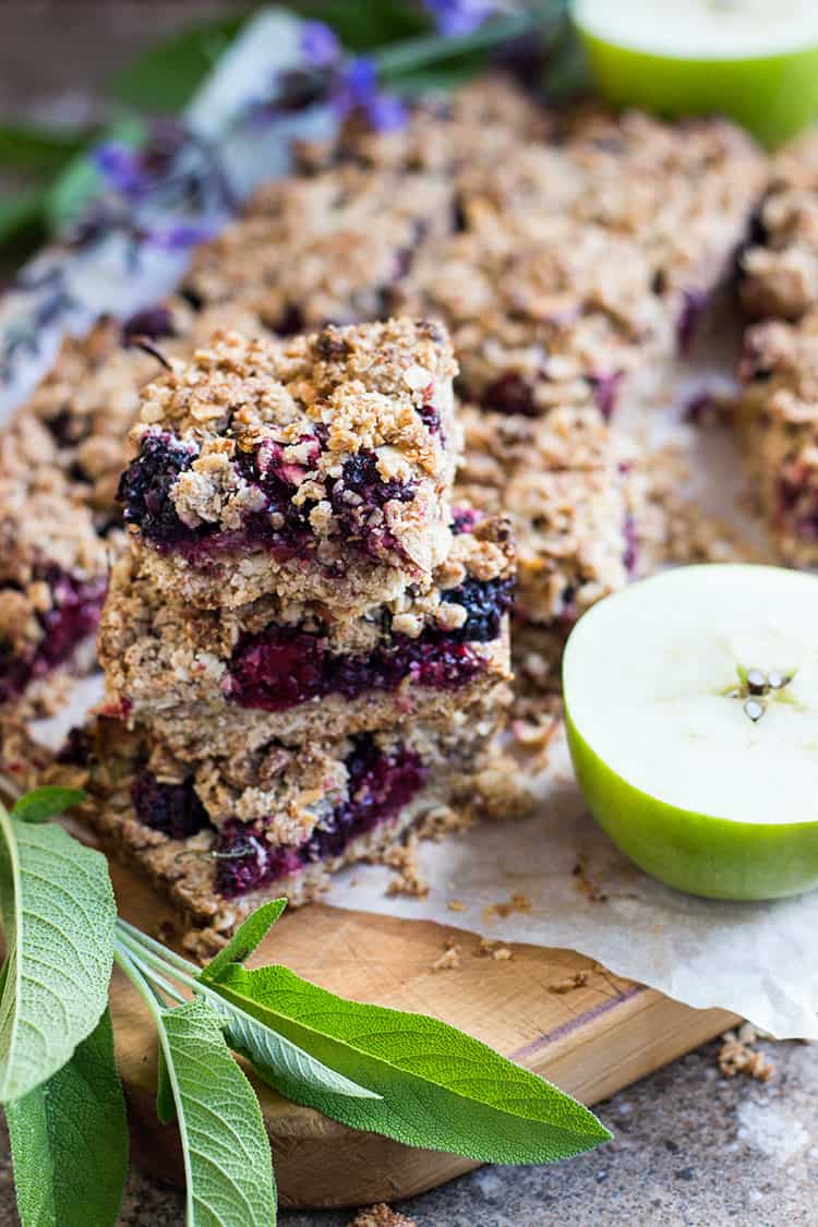 Blackberry, sage and apple oat crumble bars (vegan and gluten free). 