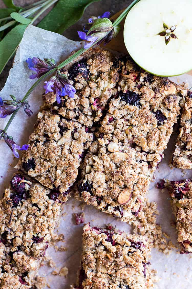 Blackberry, sage and apple oat crumble bars (vegan and gluten free). 