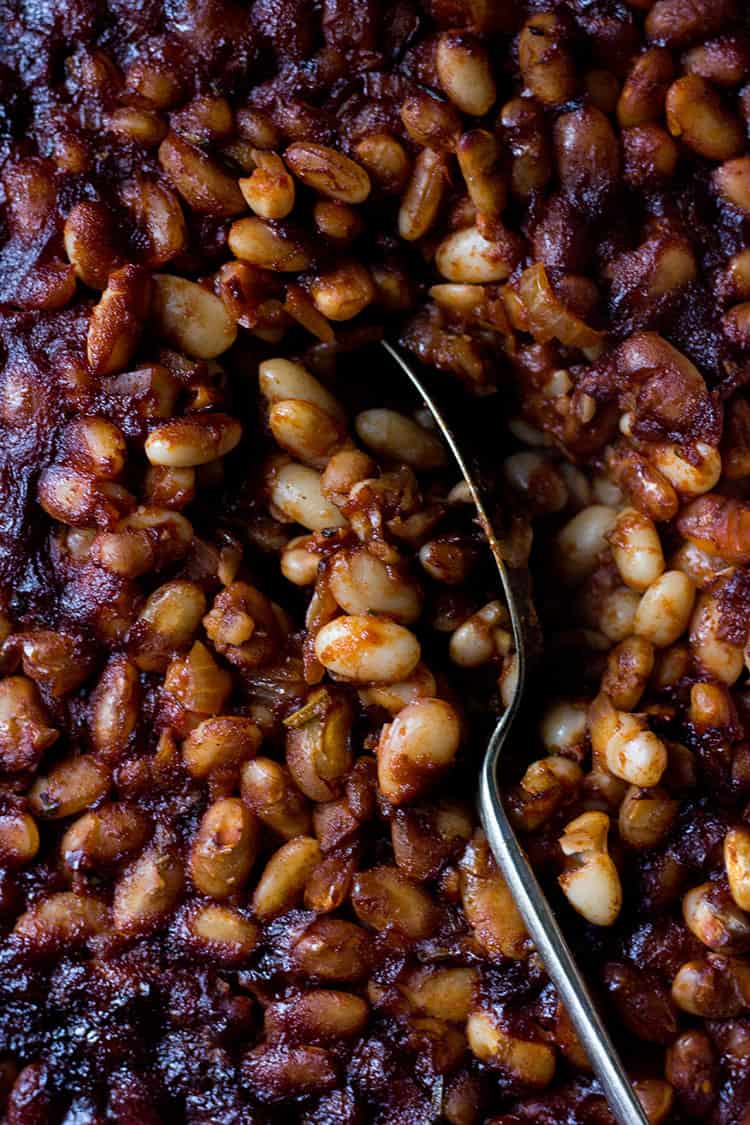 Stout baked beans with rosemary (vegan). 