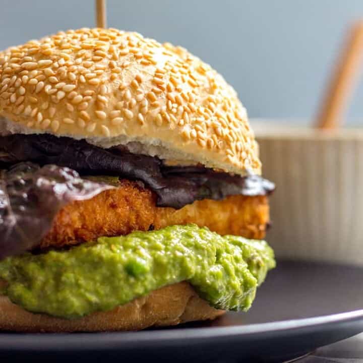 Crispy tofu burger with green pea and caper mayo (vegan).