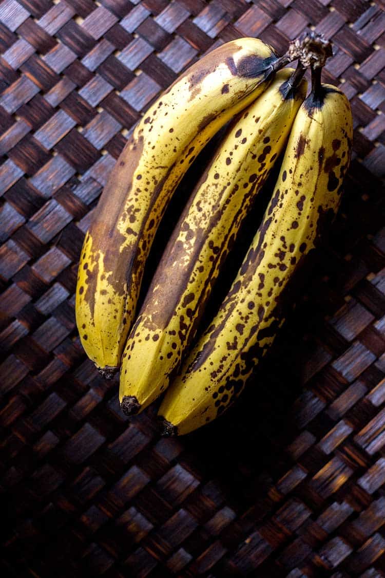 Photo of old bananas (very ripe). 