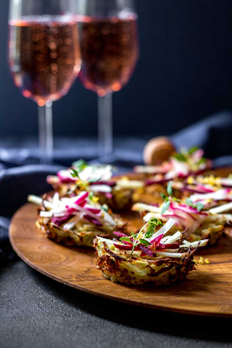 Potato nests with radish, apple and beetroot (vegan and gluten free). 