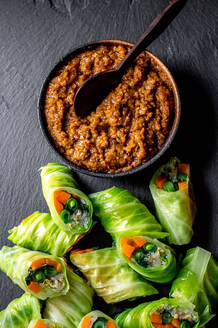 Gado gado rolls with peanut sauce (vegan). 