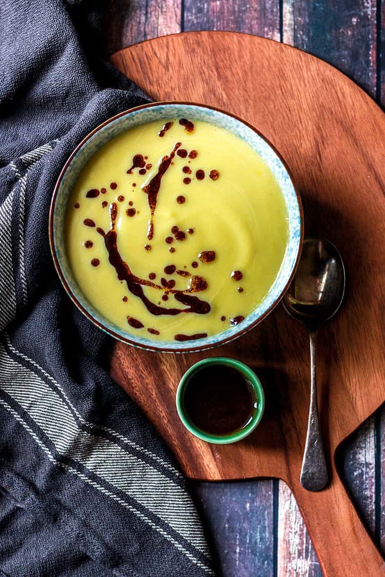 Saffron-infused cauliflower soup with sumac oil (vegan and gluten free). 