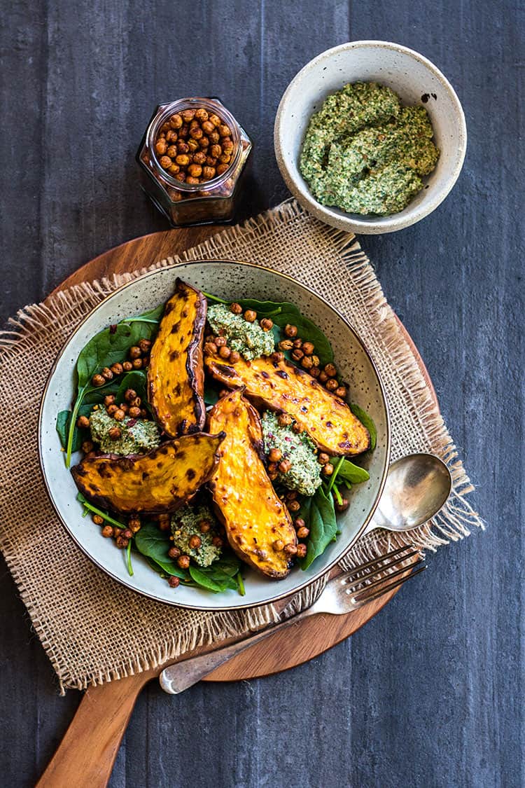 Baked sweet potato with crunchy chickpeas and parsley pesto (vegan and gluten free). 